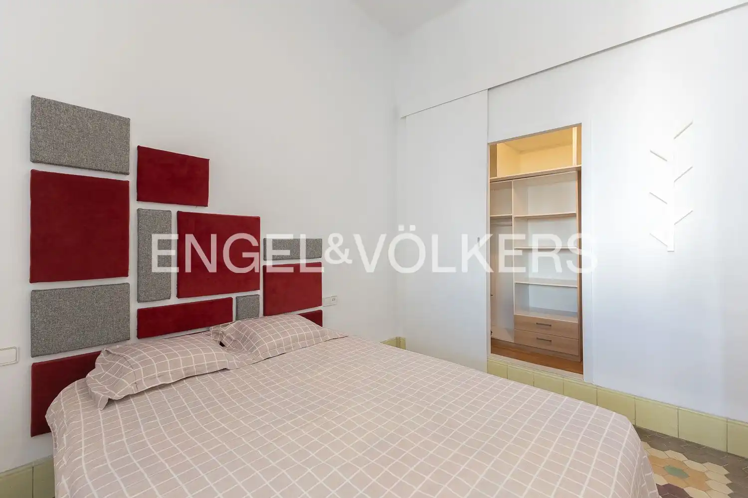 Bedroom of Flat for rent in Valencia  with Air Conditioner, Heating and Balcony