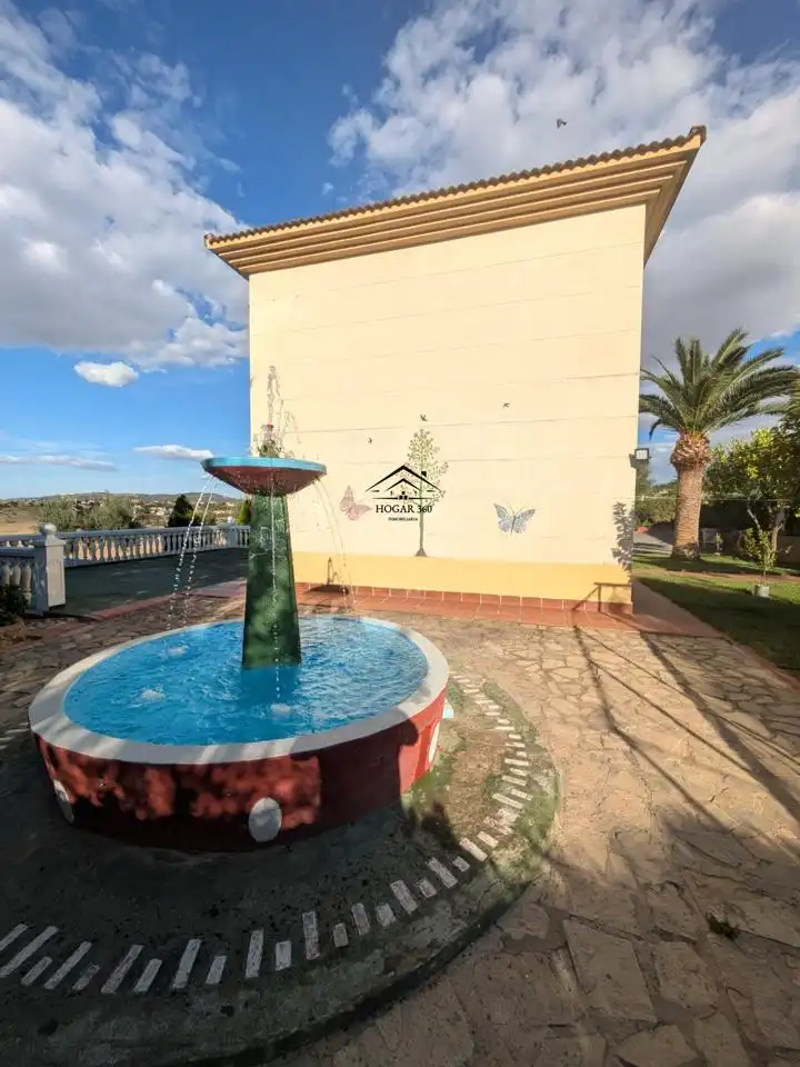 Vista exterior de Casa o xalet en venda en Cáceres amb Aire condicionat, Jardí privat i Piscina