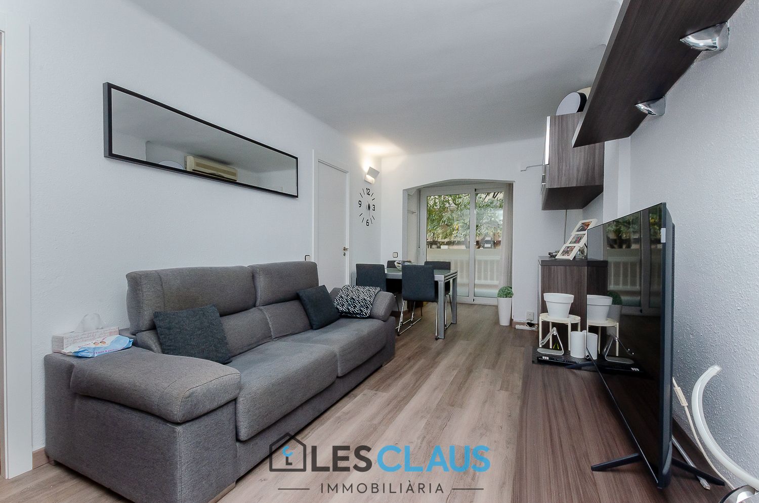 Sala d'estar de Pis en venda en L'Hospitalet de Llobregat amb Aire condicionat i Forn