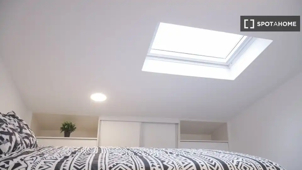 Schlafzimmer von Wohnung zur Miete in Madrid mit Klimaanlage, Heizung und Möbliert