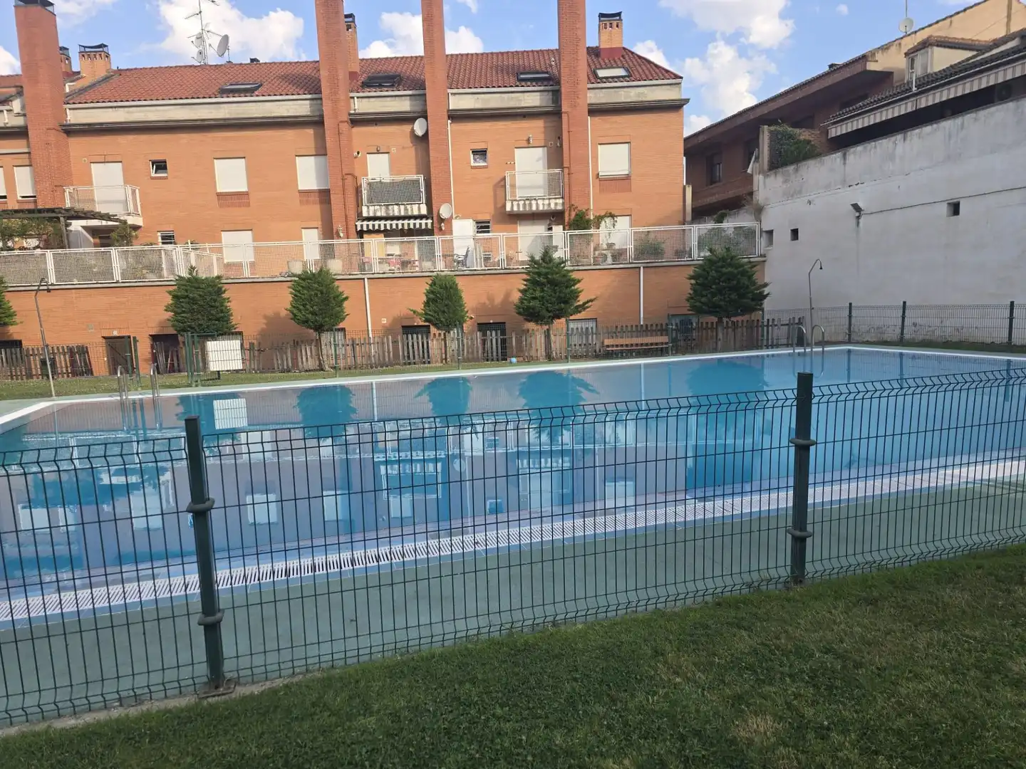 Piscina de Dúplex en venta en Villamediana de Iregua con Calefacción, Terraza y Piscina comunitaria