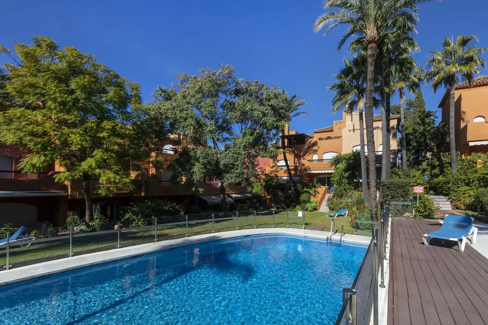 Jardí de Casa adosada en venda en Marbella amb Terrassa, Traster i Moblat