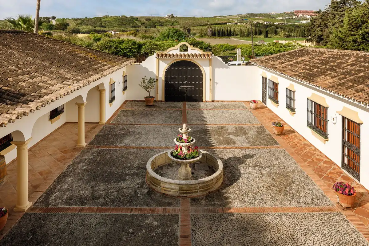 Vista exterior de Terreno en venta en Manilva