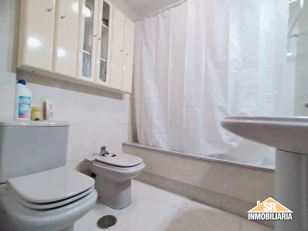 Baño de Piso de alquiler en A Coruña Capital  con Amueblado, Horno y Lavadora