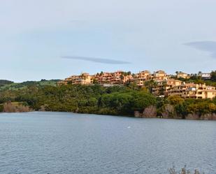 Vista exterior de Pis en venda en Sotogrande amb Aire condicionat, Terrassa i Traster