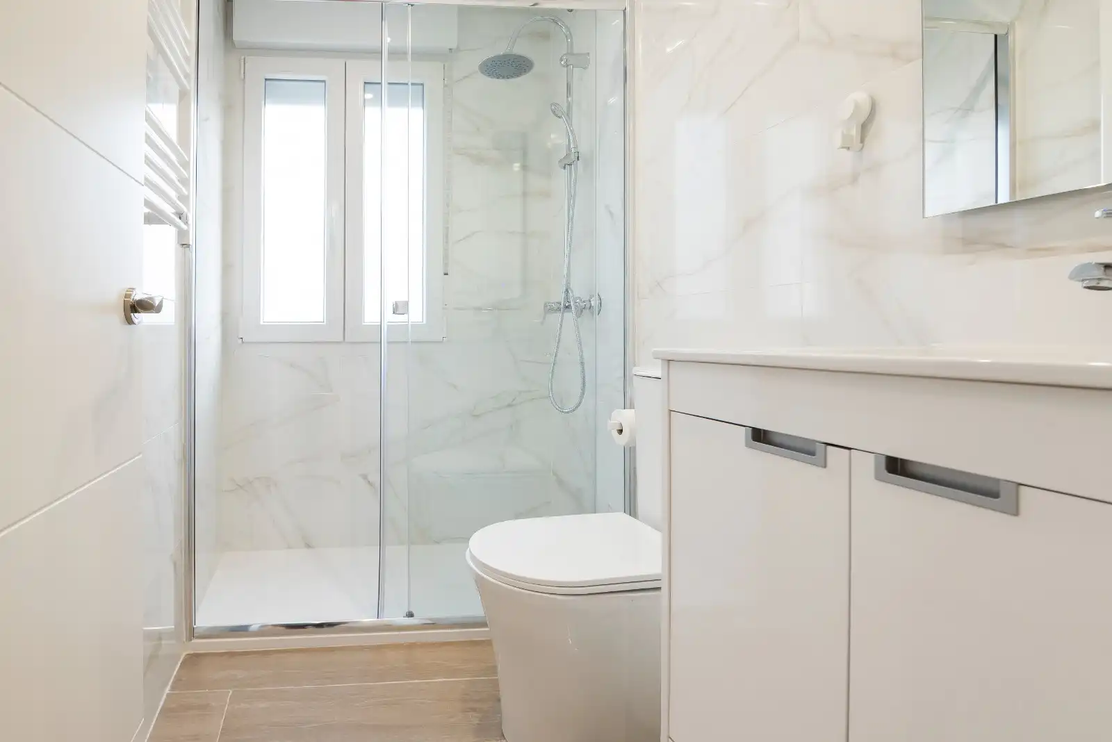 Bathroom of Flat for rent in Gijón   with Air Conditioner, Heating and Parquet flooring