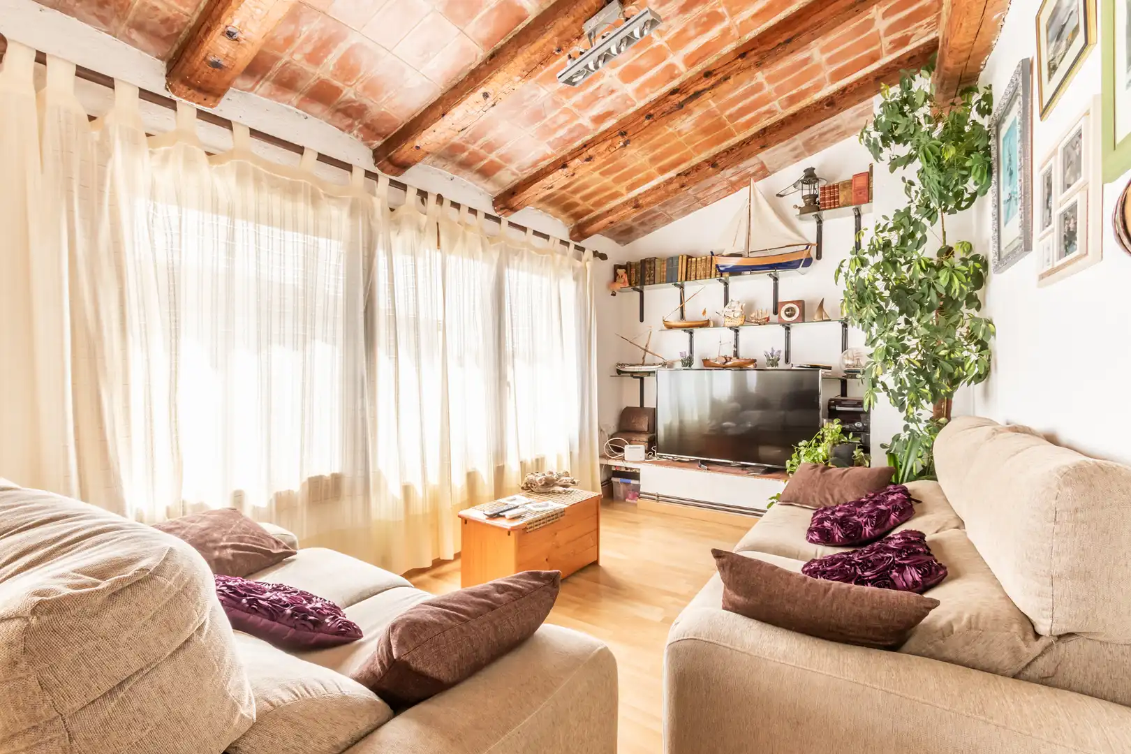 Wohnzimmer von Einfamilien-Reihenhaus zum Verkauf in Cadaqués mit Klimaanlage und Heizung