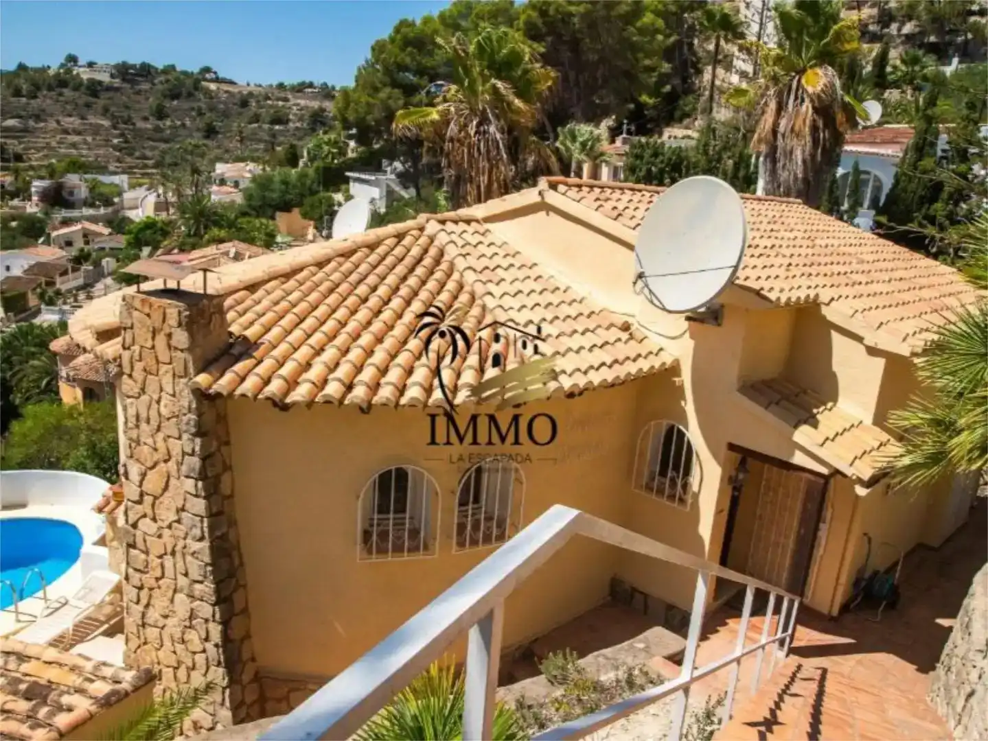 Vista exterior de Pis en venda en Benissa amb Piscina i Balcó
