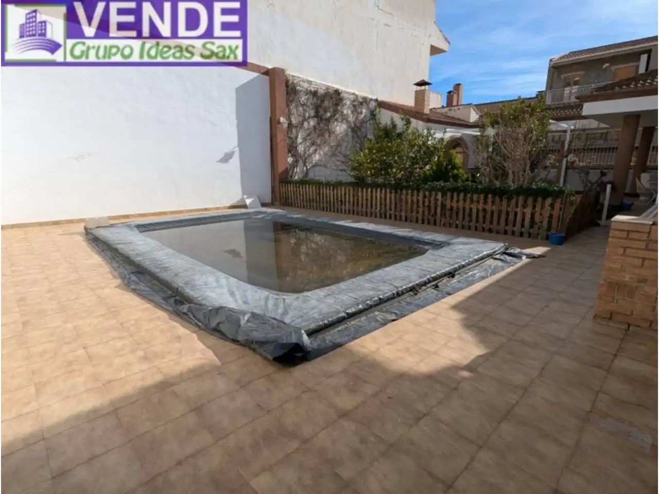 Piscina de Casa adosada en venda en Sax