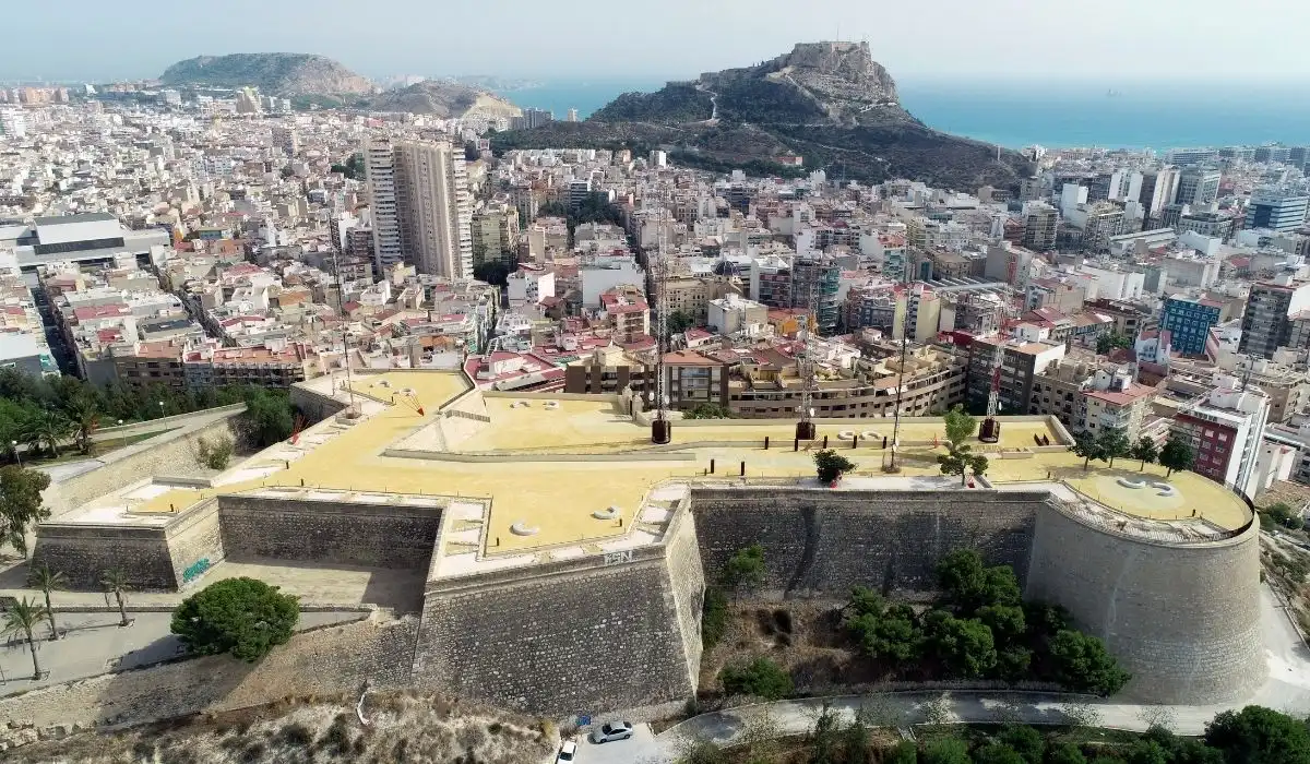 Vista exterior de Dúplex en venta en Alicante / Alacant con Aire acondicionado, Calefacción y Jardín privado
