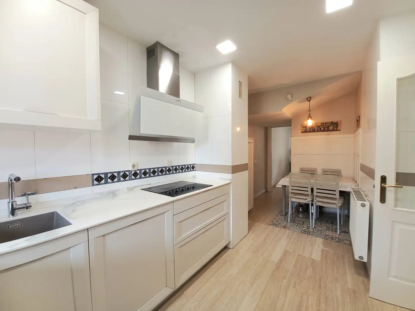 Cuina de Casa adosada en venda en Burgos amb Jardí privat