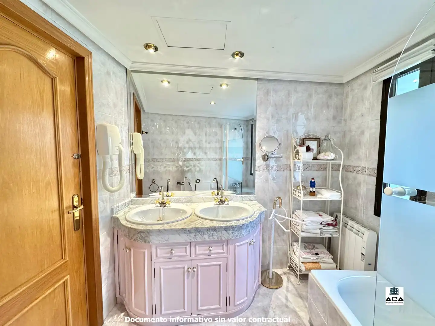 Baño de Casa o chalet en venta en Poyales del Hoyo con Aire acondicionado, Calefacción y Jardín privado