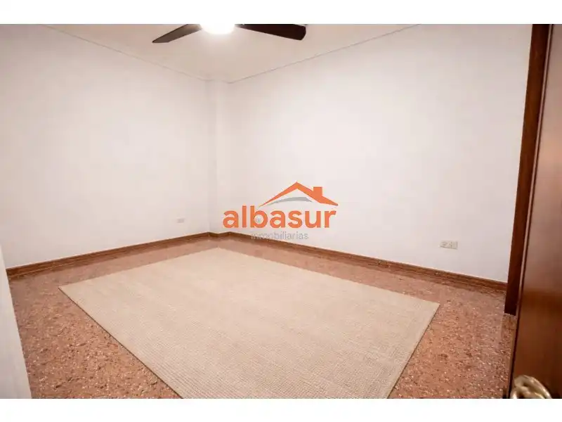 Wohnung zum Verkauf in Córdoba mit Klimaanlage, Heizung und Abstellraum
