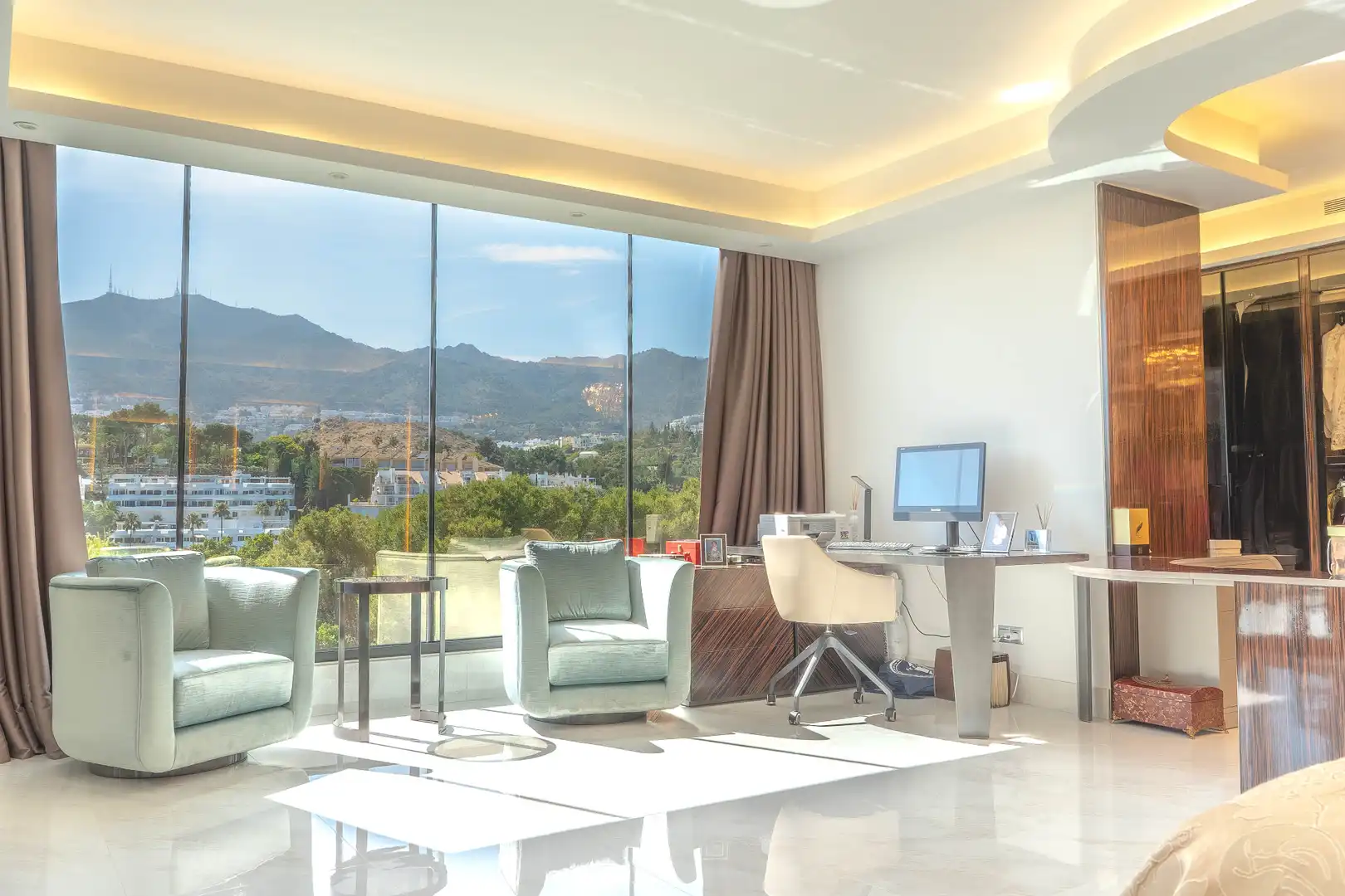 Sala d'estar de Casa o xalet en venda en Benalmádena amb Aire condicionat, Calefacció i Jardí privat