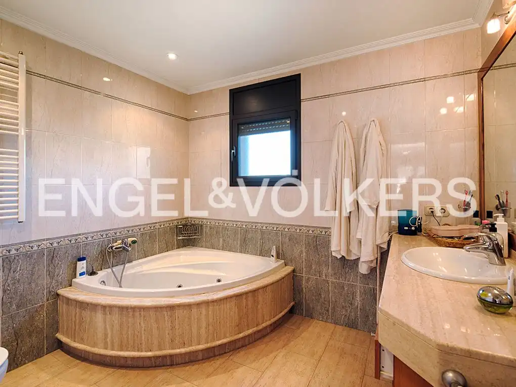 Badezimmer von Haus oder Chalet zum Verkauf in Mollet de Peralada mit Heizung, Terrasse und Abstellraum