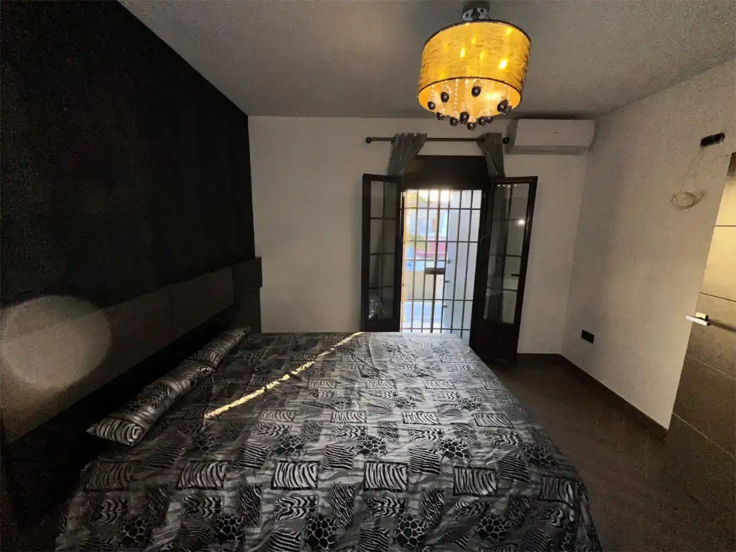 Dormitori de Casa o xalet en venda en Dos Hermanas amb Aire condicionat, Jardí privat i Traster