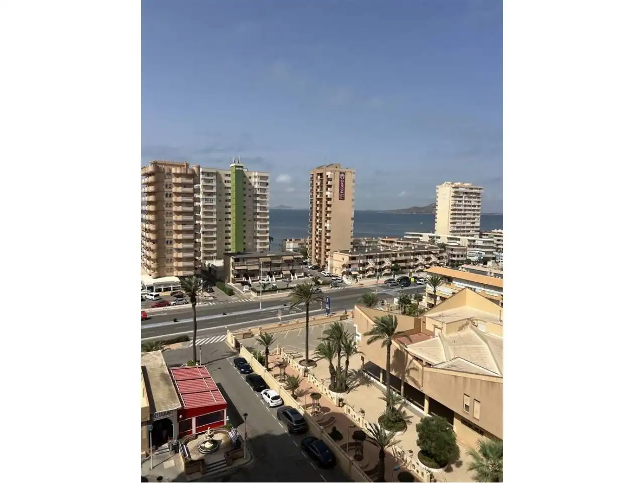 Vista exterior de Pis en venda en La Manga del Mar Menor amb Calefacció, Terrassa i Moblat