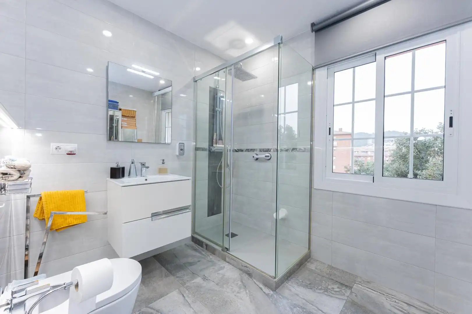Badezimmer von Wohnung zum Verkauf in Viladecans mit Klimaanlage, Heizung und Parkett