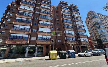 Vista exterior de Pis en venda en León Capital  amb Calefacció i Parquet