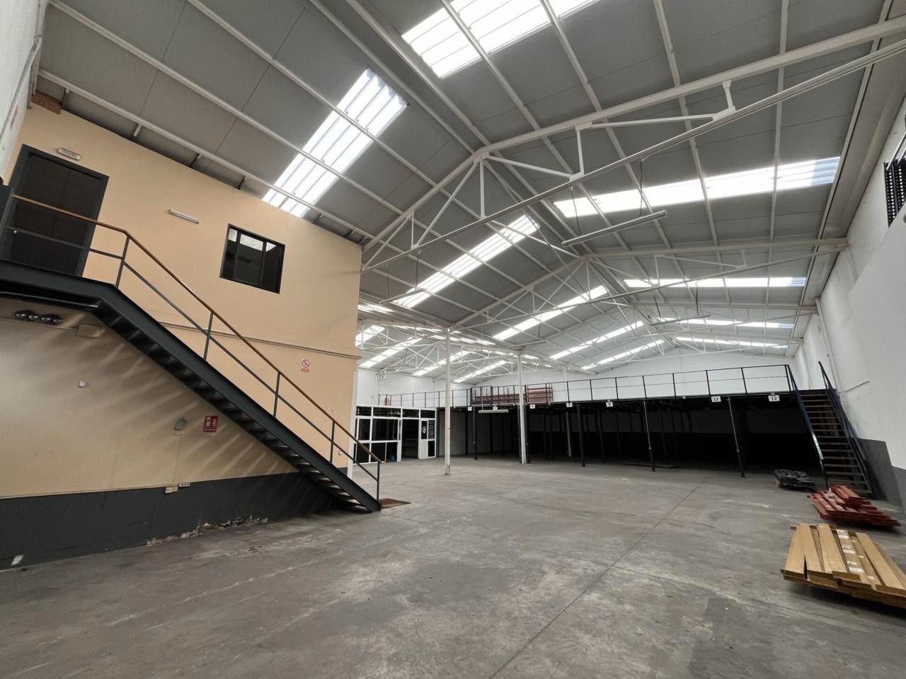 Nau industrial de lloguer a Carrer del Ripollès, Zona Industrial