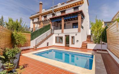 Vista exterior de Casa o xalet en venda en La Zubia amb Aire condicionat, Terrassa i Piscina