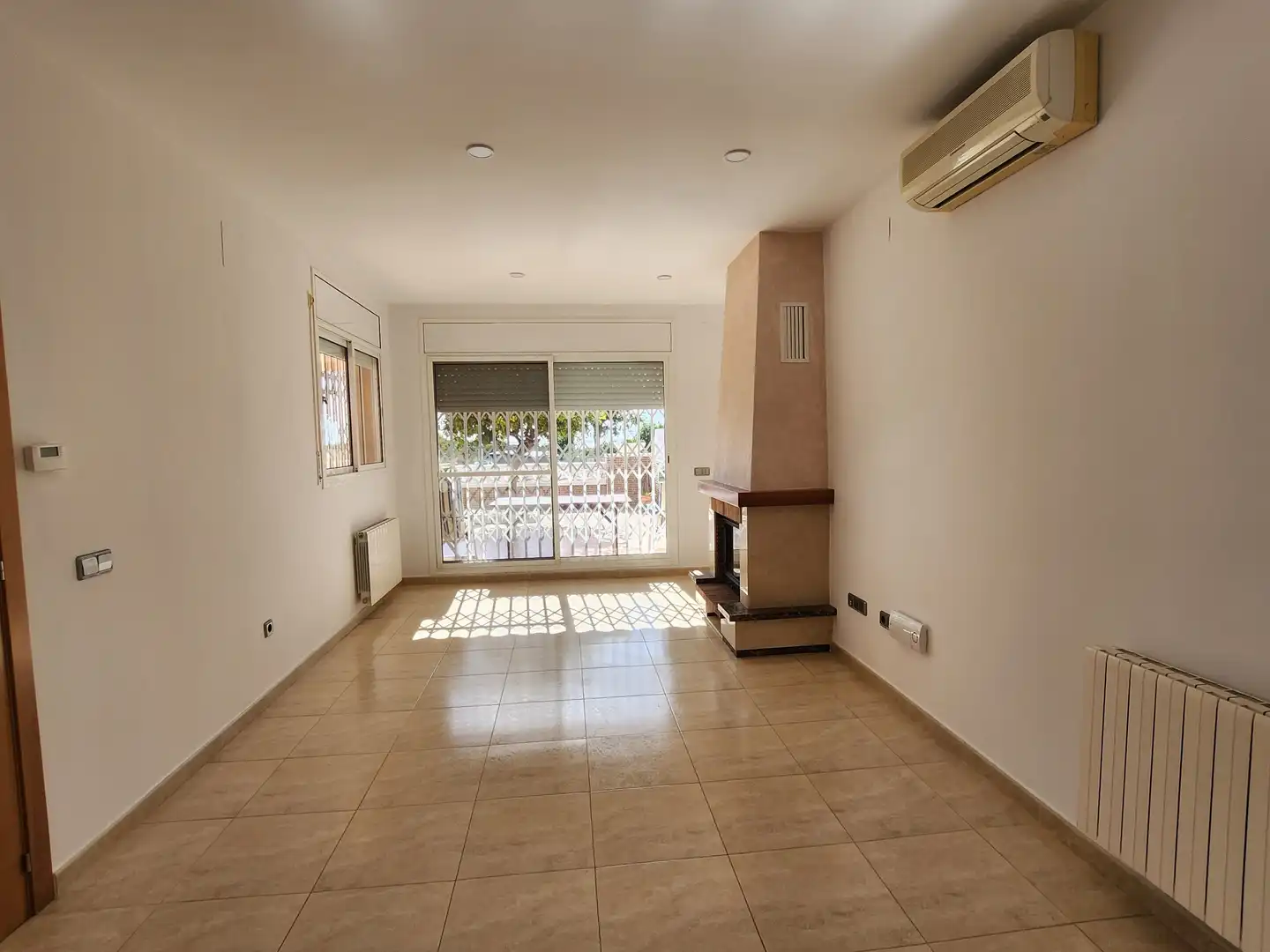 Sala de estar de Casa adosada en venta en Roda de Berà con Aire acondicionado, Calefacción y Terraza
