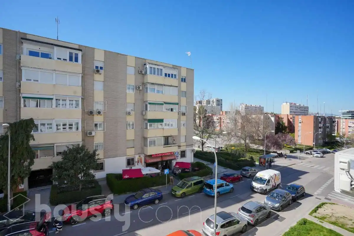Vista exterior de Pis en venda en Madrid amb Calefacció, Parquet i Moblat