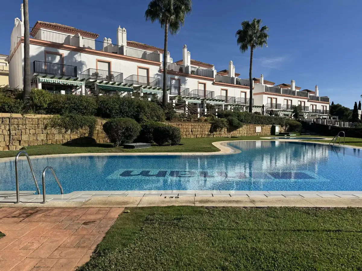 Piscina de Casa adosada en venta en Marbella con Aire acondicionado, Jardín privado y Terraza