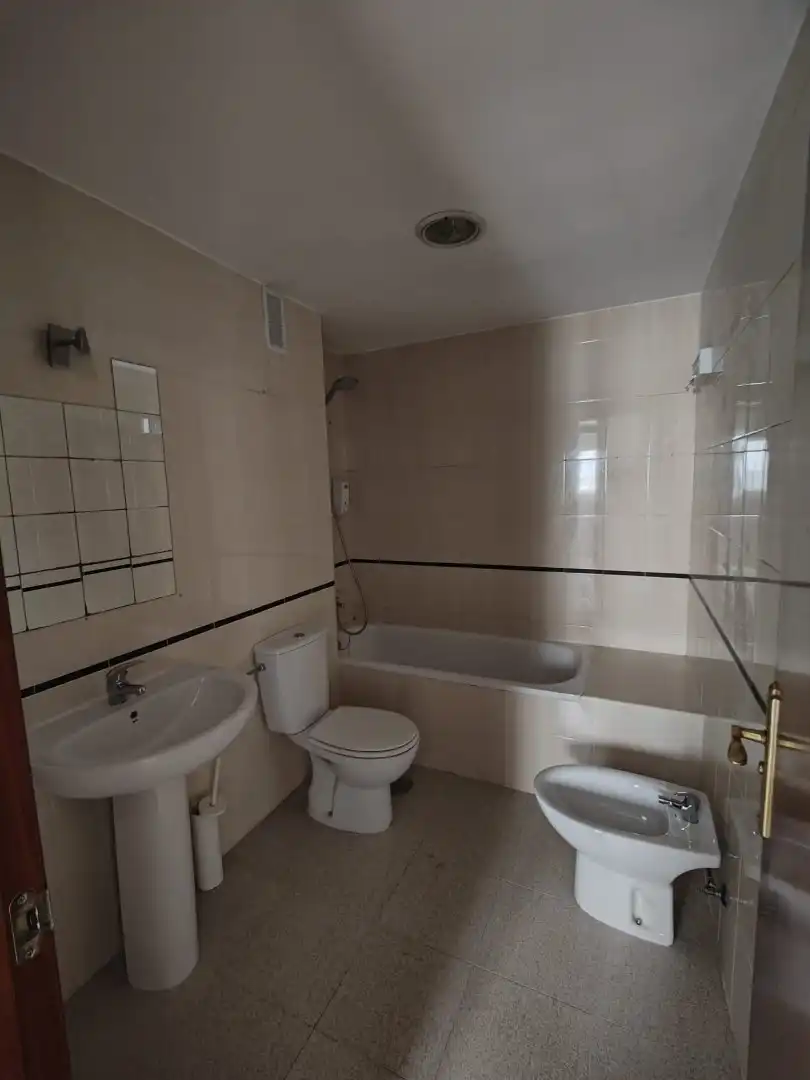 Badezimmer von Wohnung zum Verkauf in Tomares mit Klimaanlage, Terrasse und Abstellraum