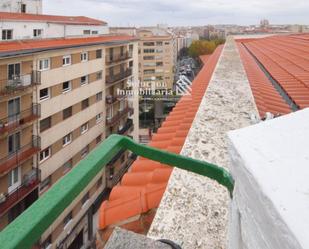 Vista exterior de Àtic en venda en Salamanca Capital amb Calefacció, Terrassa i Forn