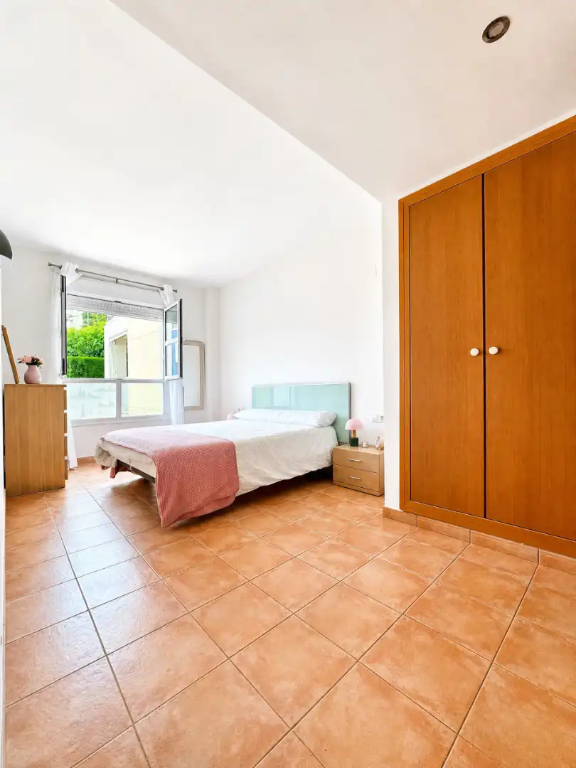 Dormitori de Apartament de lloguer en Cullera amb Aire condicionat, Terrassa i Moblat