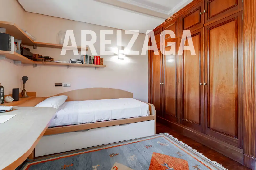 Dormitori de Casa o xalet en venda en Donostia - San Sebastián  amb Aire condicionat, Calefacció i Terrassa