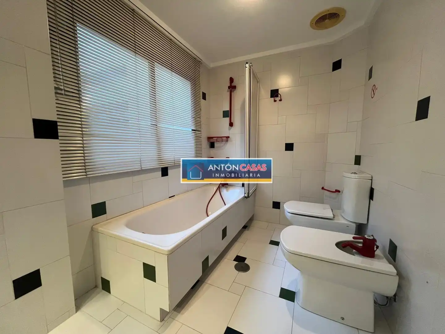 Badezimmer von Dachboden zum Verkauf in Elda mit Balkon und Alarm
