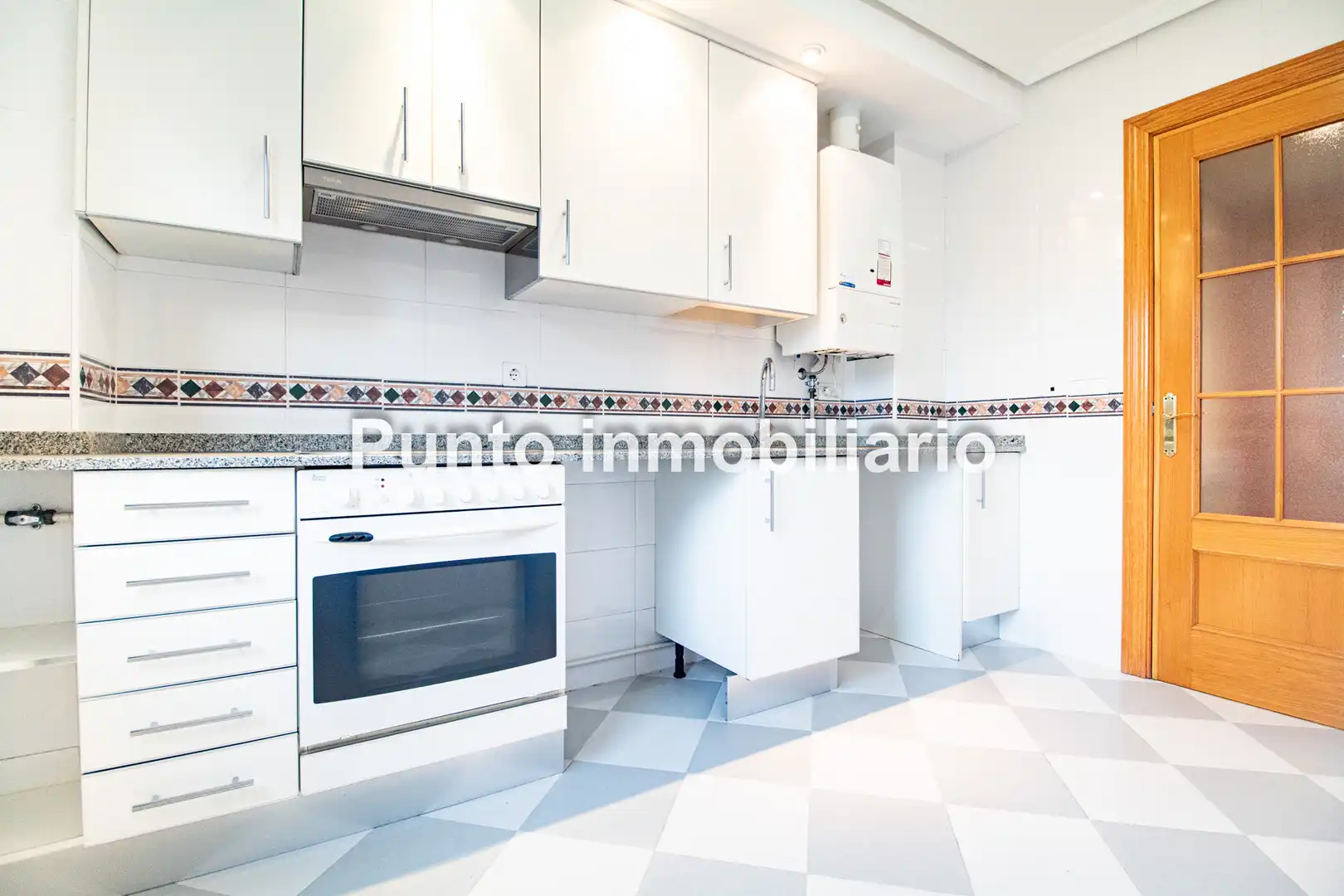 Kitchen of Flat for rent in Valladolid  with Heating and Parquet flooring