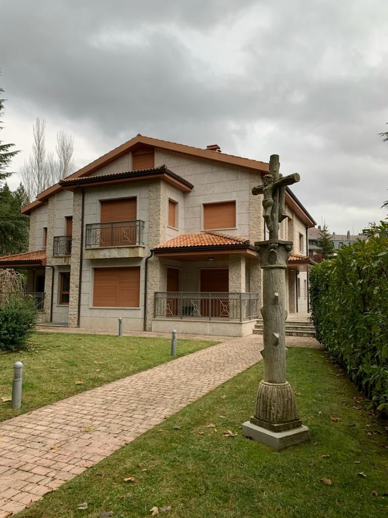 Vista exterior de Casa adosada en venda en Jaca amb Jardí privat, Terrassa i Traster