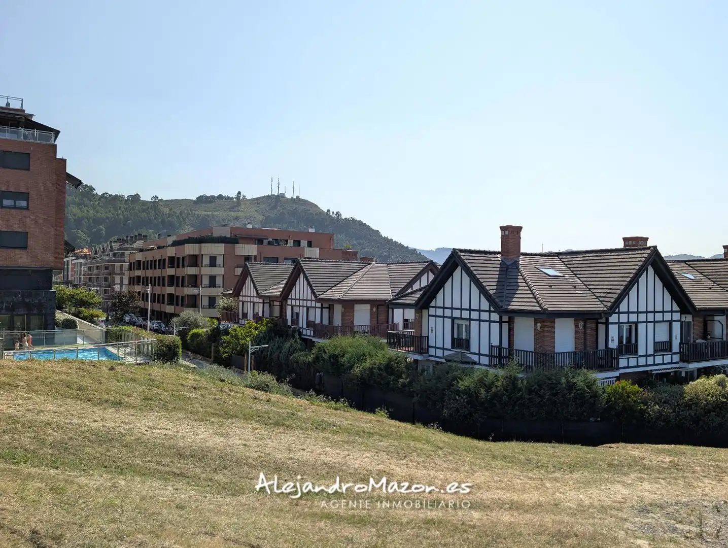 Vista exterior de Ático en venta en Castro-Urdiales con Calefacción, Parquet y Terraza