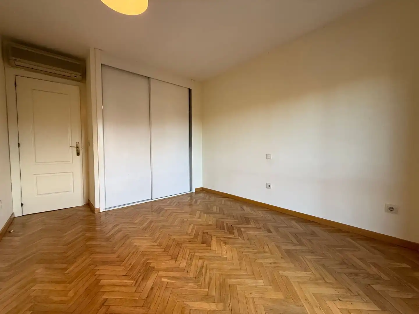 Habitación de Dúplex en venta en Pozuelo de Alarcón con Aire acondicionado, Trastero y Piscina comunitaria