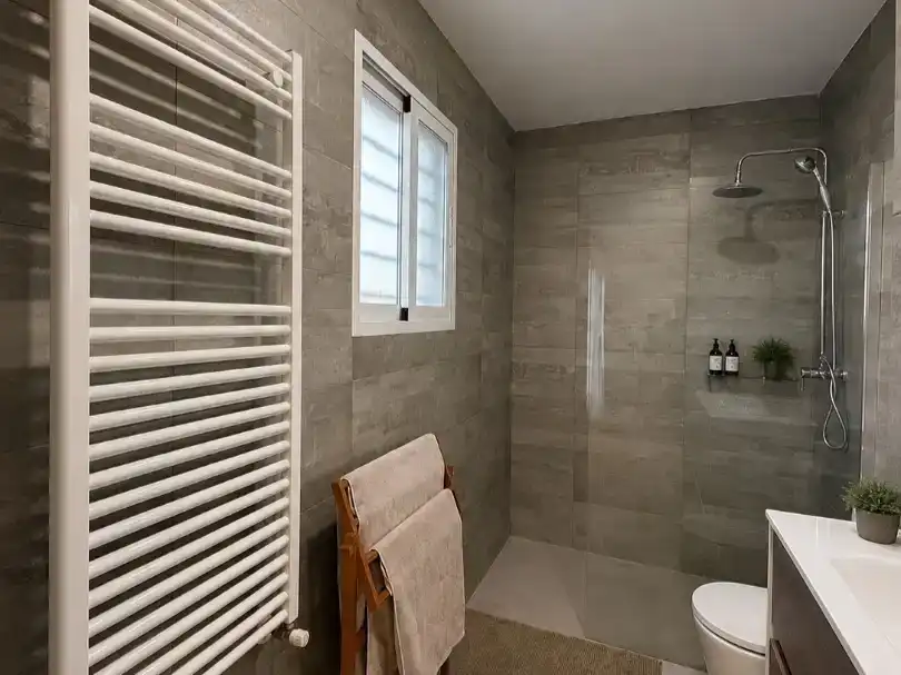 Bany de Pis per a compartir en Arroyomolinos (Madrid) amb Aire condicionat, Jardí privat i Moblat