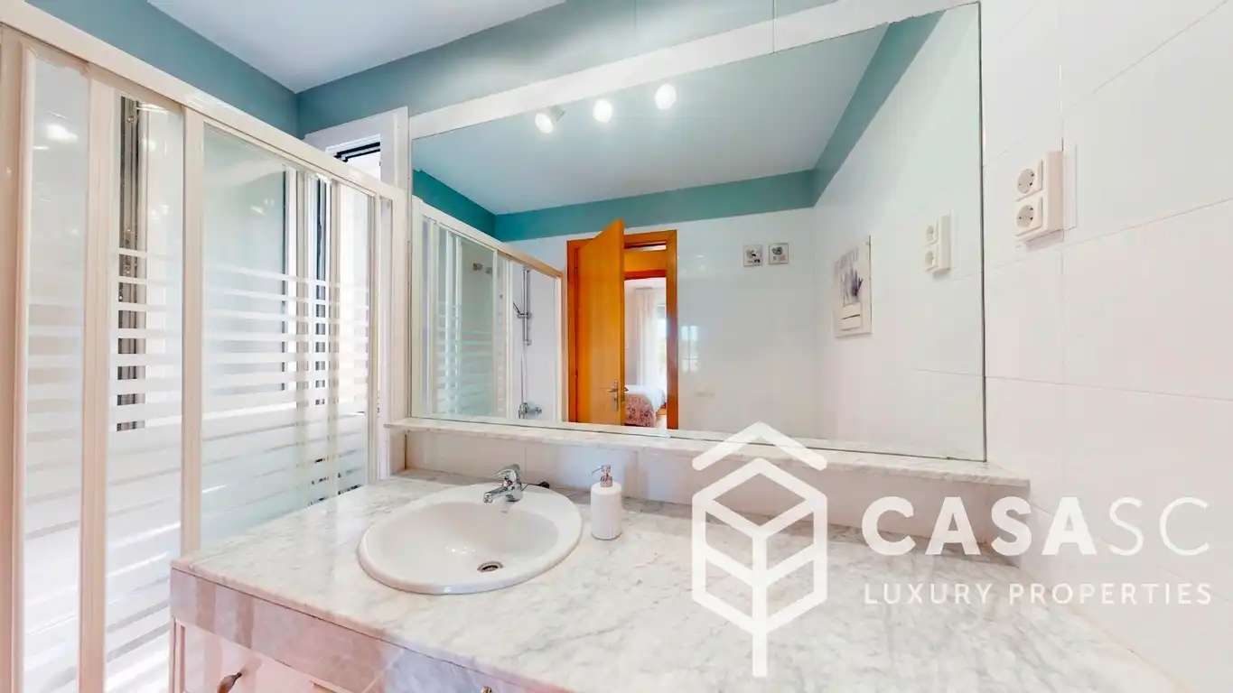 Bathroom of Attic for sale in Sant Cugat del Vallès  with Air Conditioner, Heating and Parquet flooring