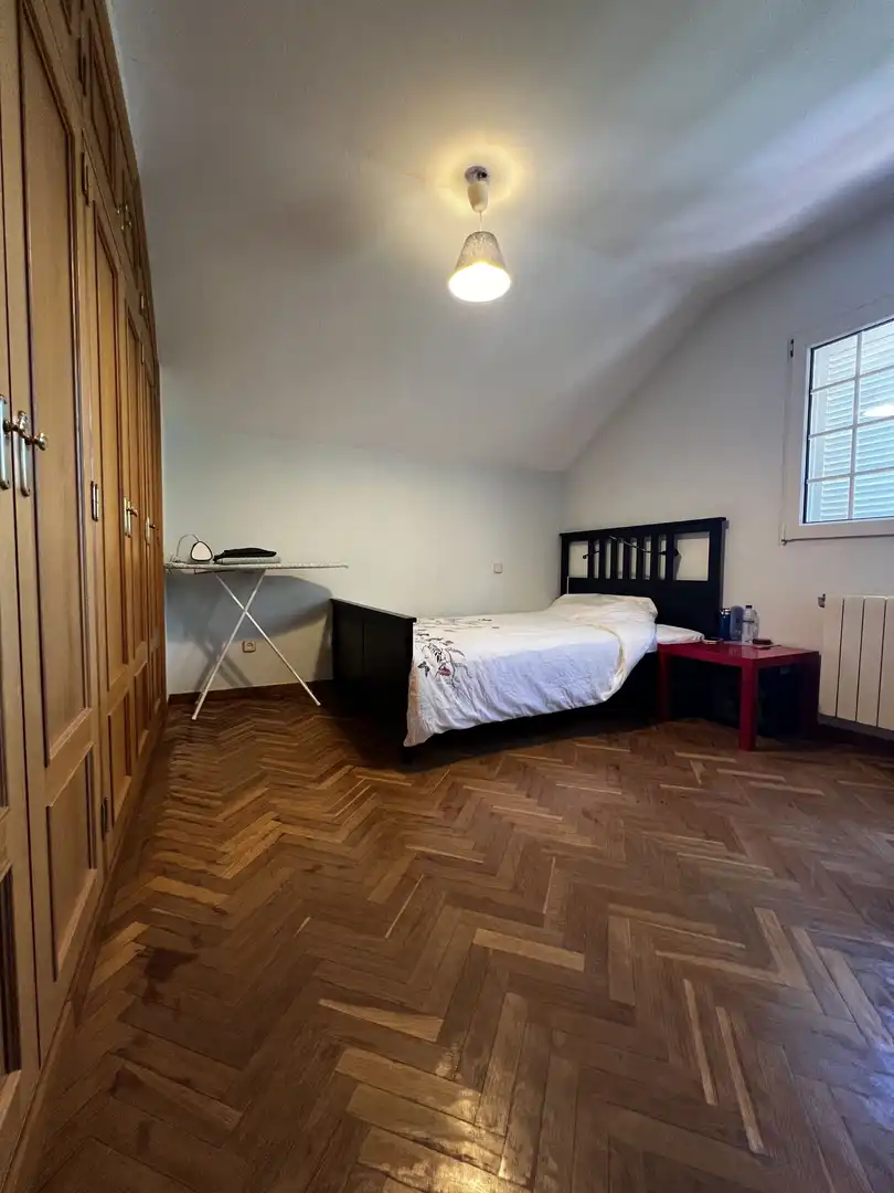 Dormitori de Casa o xalet en venda en Boadilla del Monte amb Aire condicionat, Jardí privat i Traster