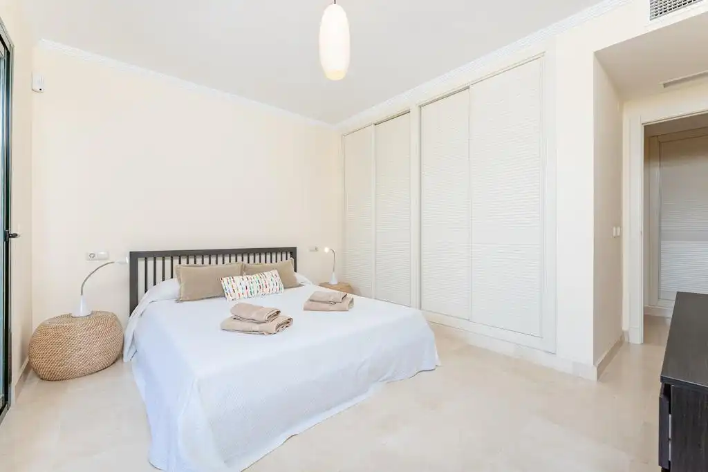 Dormitori de Apartament en venda en Marbella amb Aire condicionat, Terrassa i Piscina