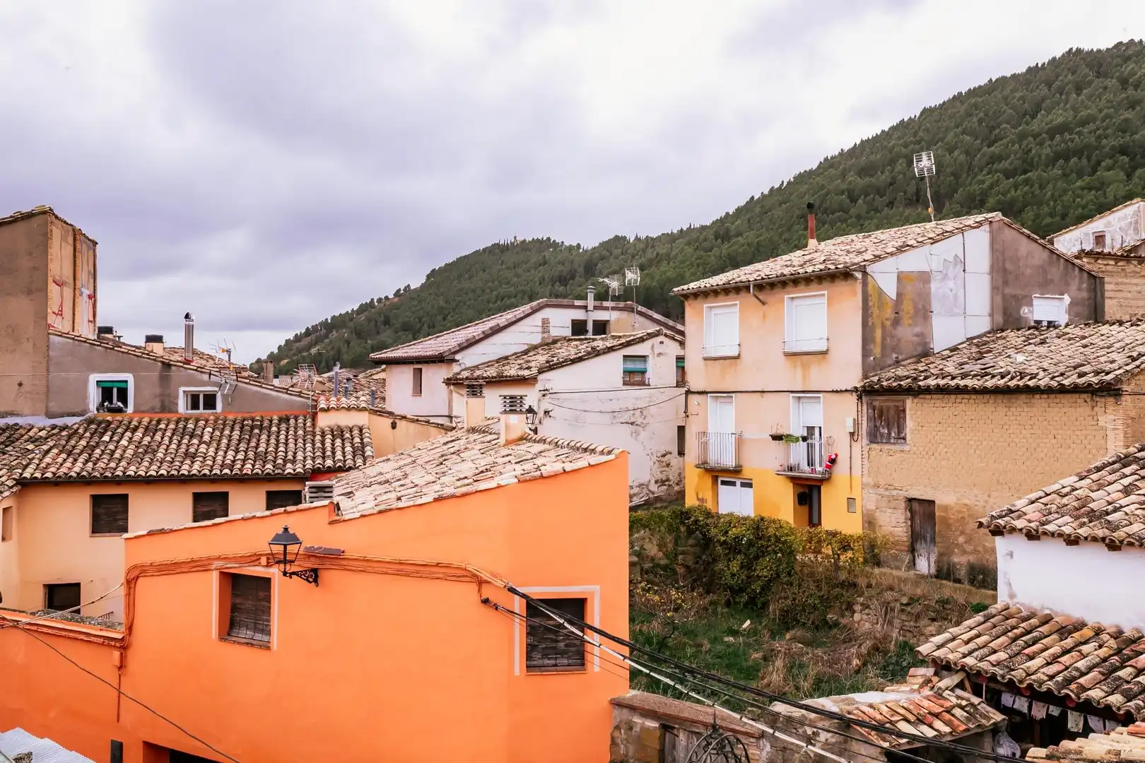 Vista exterior de Casa o xalet en venda en Ayerbe amb Moblat i Balcó