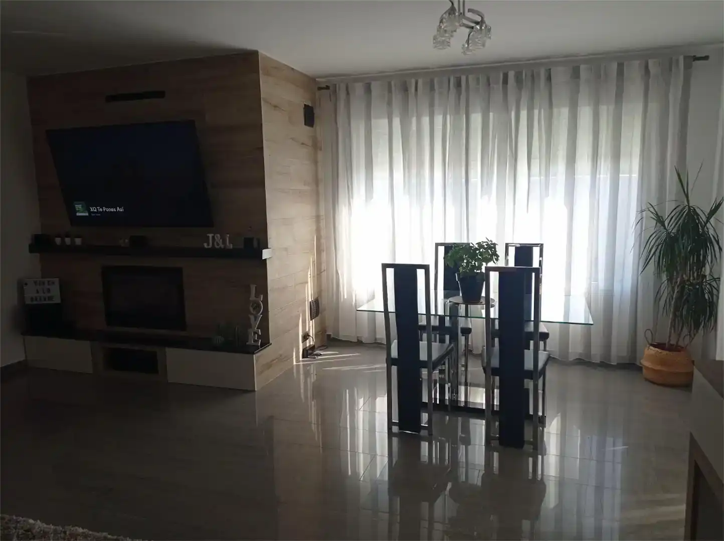 Sala d'estar de Casa adosada en venda en Alfarnate amb Jardí privat, Traster i Moblat