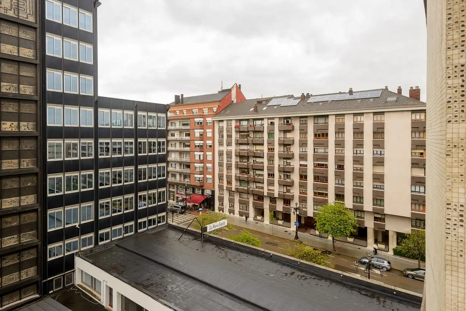Vista exterior de Piso en venta en Oviedo  con Calefacción y Parquet