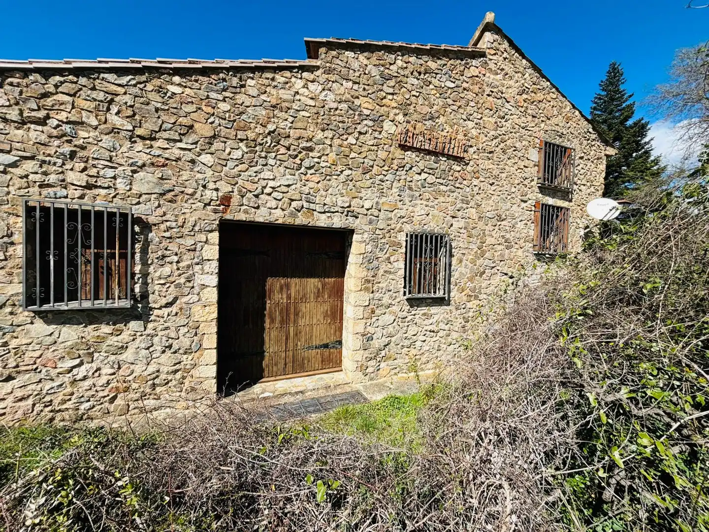 Vista exterior de Finca rústica en venda en Cornudella de Montsant amb Aire condicionat, Jardí privat i Moblat