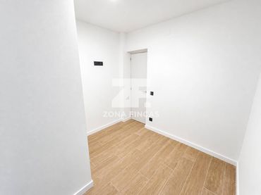 Piso con balcón en venta en Calle Autonomía 27