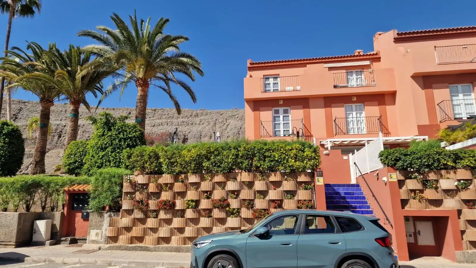 Außenansicht von Einfamilien-Reihenhaus zur Miete in San Bartolomé de Tirajana mit Klimaanlage, Privatgarten und Terrasse