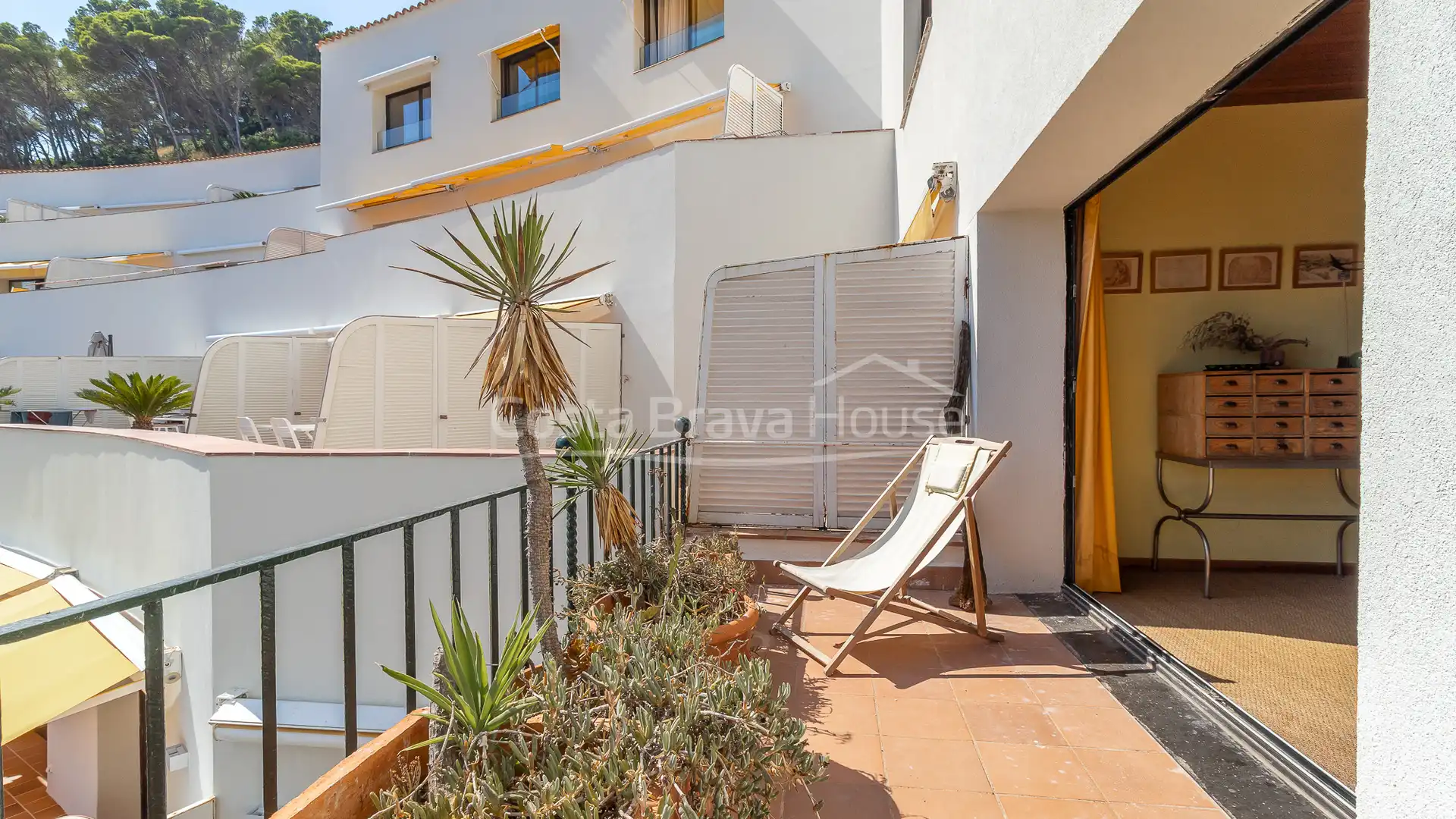 Terrasse von Wohnungen zum Verkauf in Begur mit Terrasse, Schwimmbad und Ofen