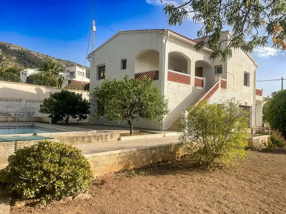 Vista exterior de Casa o xalet en venda en L'Alfàs del Pi amb Terrassa i Piscina