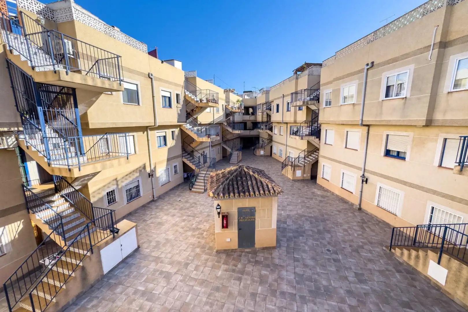 Vista exterior de Pis en venda en Torrevieja amb Aire condicionat, Terrassa i Balcó